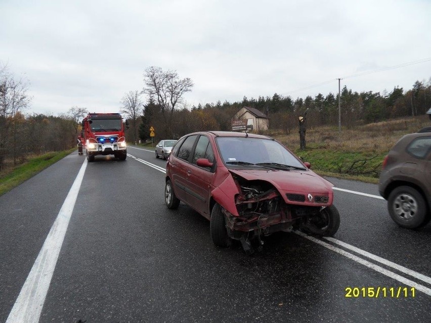 Wypadek w Młynach. Na łuku drogi samochód wypadł z jezdni