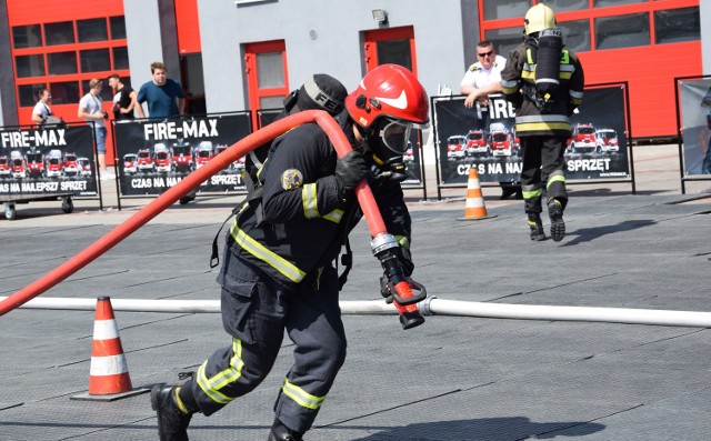 Przedstawiciele 19 komend brali udział w IV mistrzostwach naszego województwa w "FCC", które odbyły się w Wąbrzeźnie.  Jest to wymagające dyscyplina. Ratownicy sprawdzali swoje umiejętności podczas: wchodzenia z 20-kilogramowym pakietem węży na trzecią kondygnację wieży, przenoszenia 80-kg manekina na odcinku 30 metrów, "przebijania" czyli przesuwania - młotem- 70 kg. ciężaru. Nie zabrakło rozwijania linii wężowej i strącania celu prądem wody. Wszystkie konkurencje należało wykonać w jak najkrótszym czasie. I w sprzęcie ochrony dróg oddechowych. 