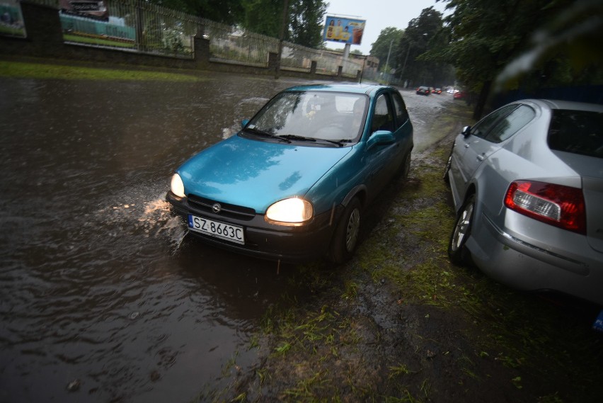 Oberwanie chmury w Zabrzu. Po burzy ulice to rwące rzeki....