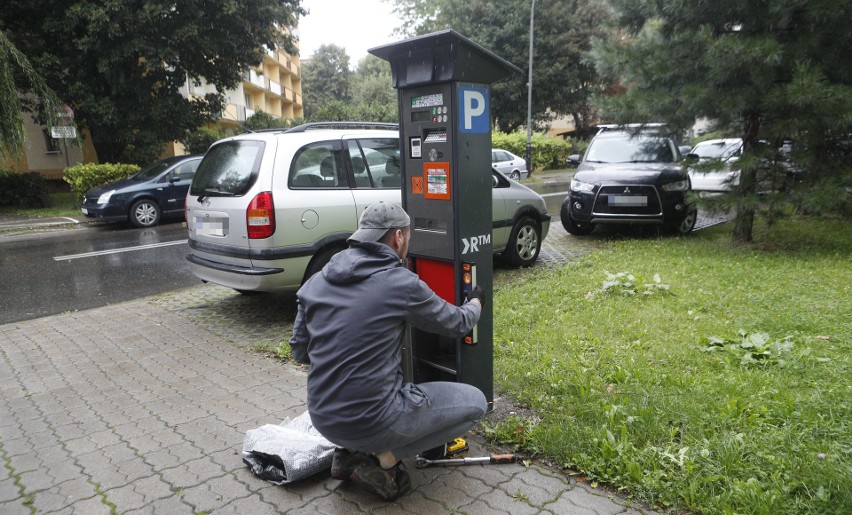 W Rzeszowie już montują nowe parkomaty [ZDJĘCIA]