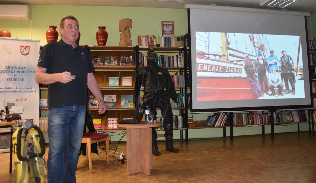 Roman Berendt, zawodowy nurek i strażak, opowiadał w bibliotece w Szubinie o trudnej pracy nurka. Pokazywał zdjęcia