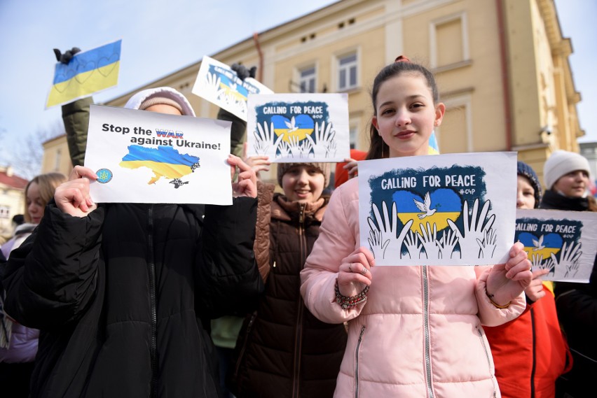 Manifestacja na Rynku w Przemyślu. Przemyscy uczniowie solidaryzują się z Ukrainą! [ZDJĘCIA]