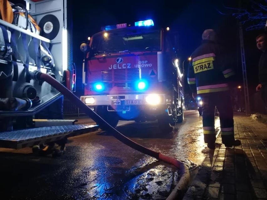 Suraż. Wielki pożar stodoły z belami słomy. Strażacy przez całą noc walczyli z ogniem [ZDJĘCIA, WIDEO]