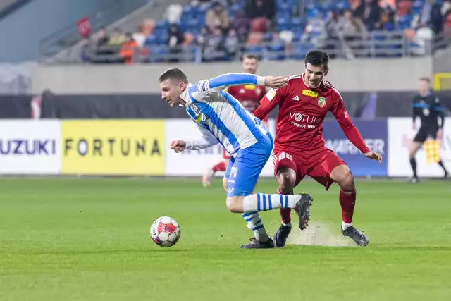 Miedź Legnica (czerwone stroje) pokonała Stal Rzeszów na wyjeździe 3:1. To drugi ligowy triumf Miedzi w tym roku