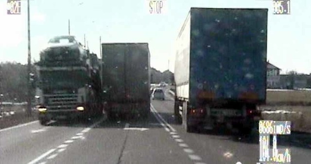 Kierowca tira minął się z ciężarówką jadącą z naprzeciwka o centymetry