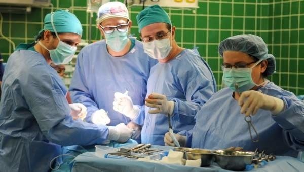 Od lewej dr n. med. Rafał Nowak, lekarz Szymon Przywitowski i dr n. med. Maciej Jagielak  podczas operacji rekonstrukcji twarzy.