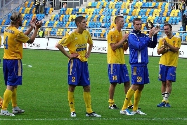 Krzysztof Łągiewka (pierwszy z lewej) wraz z kolegami dziękował po meczu kibicom
