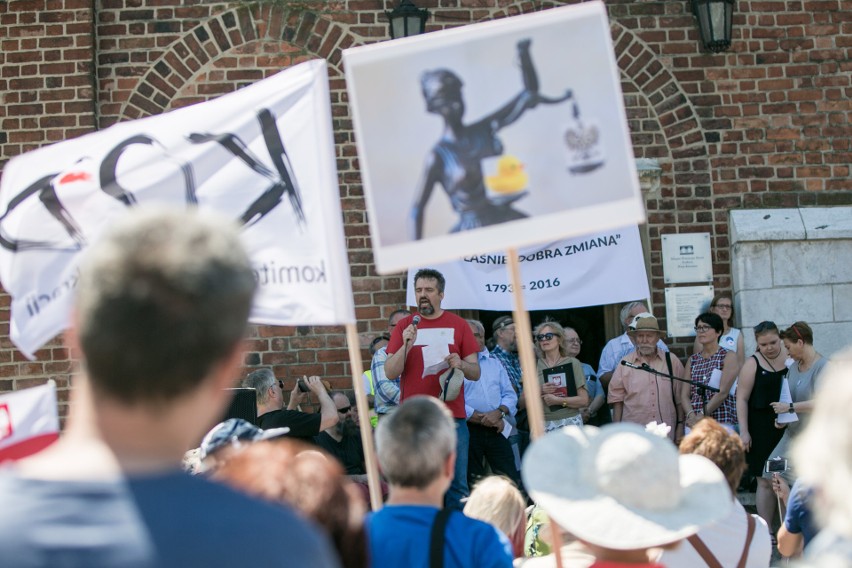 Kraków. Skromna manifestacja KOD na Rynku Głównym [ZDJĘCIA]