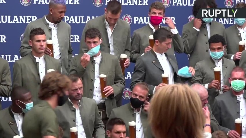 Lewandowski z kuflem piwa w dłoni. Gracze Bayernu, ubrani w tradycyjne bawarskie  stroje, wzięli udział w wyjątkowej sesji zdjęciowej | Gol24