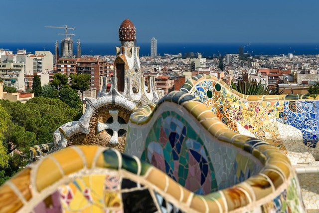 CC BY 2.0Park Güell to jedna z najbardziej znanych atrakcji Barcelony i zdecydowanie warto go odwiedzić, jeśli dysponujecie kilkoma wolnymi godzinami. Uwielbiacie dzieła Gaudiego, jednak plan wycieczki jest tak napięty, że trudno je wygospodarować? Wtedy zdecydowanie lepiej udać się do Casa Vicens.