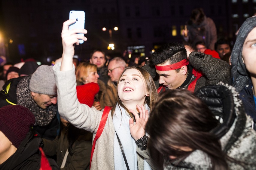 Kraków Rynek Główny. Sylwester 2016. Tak bawiła się publiczność [ZDJĘCIA, WIDEO]