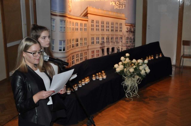 W VI Liceum Ogólnokształcącym imienia Jana Kochanowskiego w Radomiu wspominano tych, którzy odeszli.