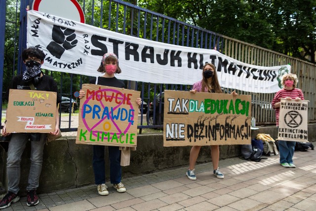 Młodzieżowy Strajk Klimatyczny w Krakowie pod siedzibą kuratorium oświaty