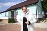 Tak żyje i mieszka Katarzyna Dowbor. Ta zwolniona z programu "Nasz Nowy Dom" prezenterka ma piękną posiadłość z ogrodem. Zdjęcia 18.05.2023