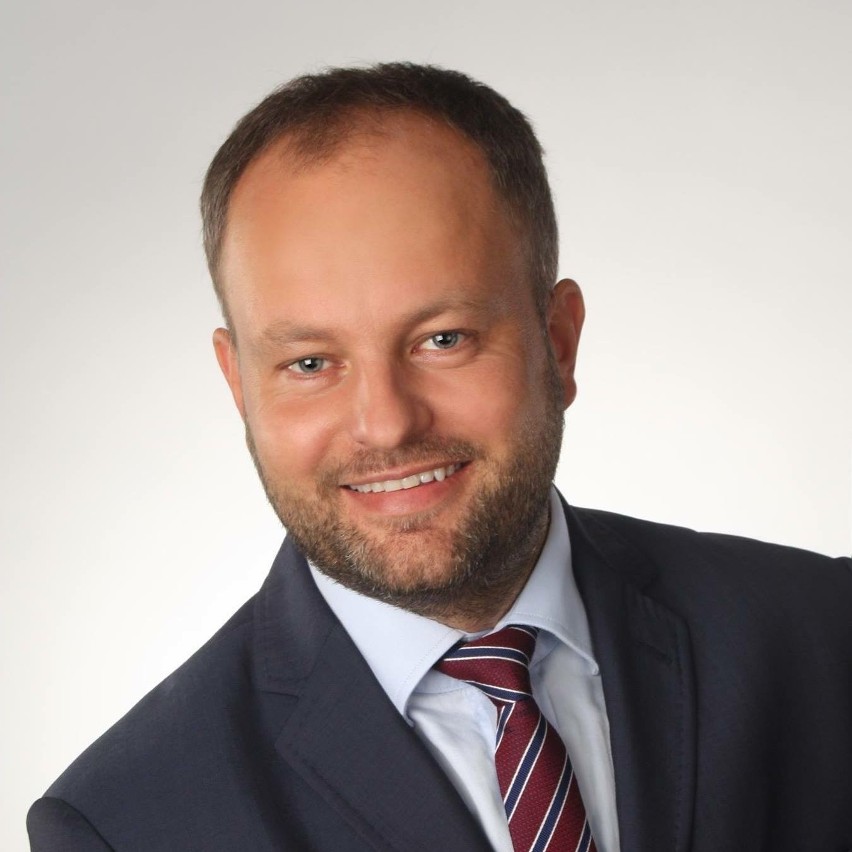 Stanisław Porada. Ma 46 lat, obecny burmistrz Działoszyc.