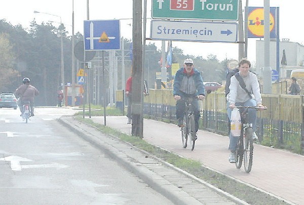 Na ścieżce jest bezpieczniej niż na ulicy -  niektórzy rowerzyści o tym doskonale wiedzą, a  inni nic sobie z tego nie robią.