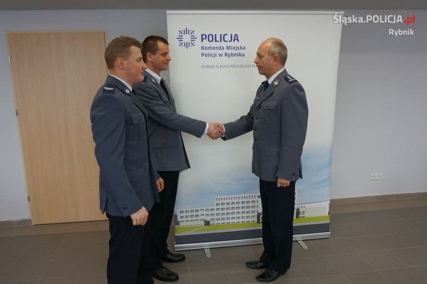 Policjanci z Rybnika ratowali ludzi z płonącego bloku....