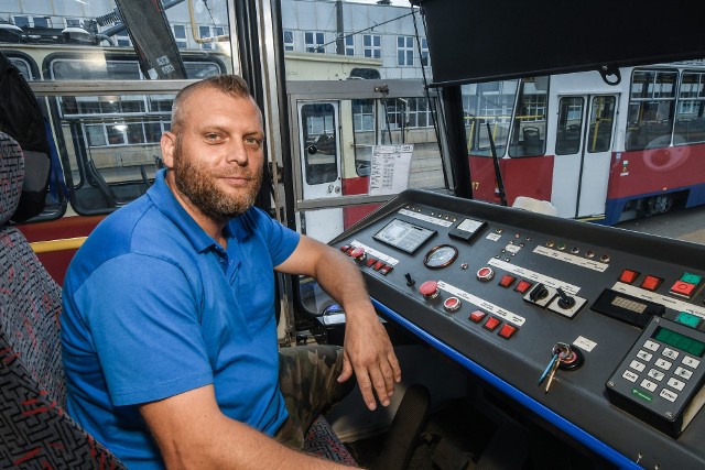 - Nie zrobiłem nic wyjątkowego. Tak postąpił, by każdy - mówi Remigiusz Reszka, bydgoski motorniczy, który uratował młodego gołębia.