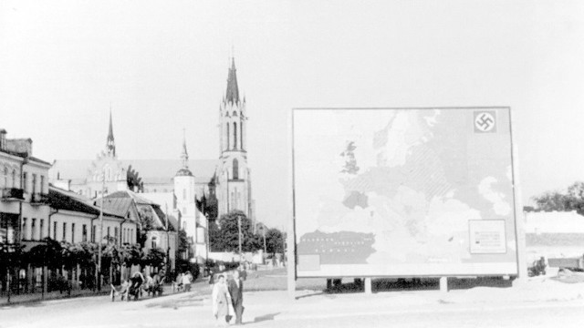 W czasie niemieckiej okupacji na pustym placu po Ratuszu stanęła propagandowa tablica.