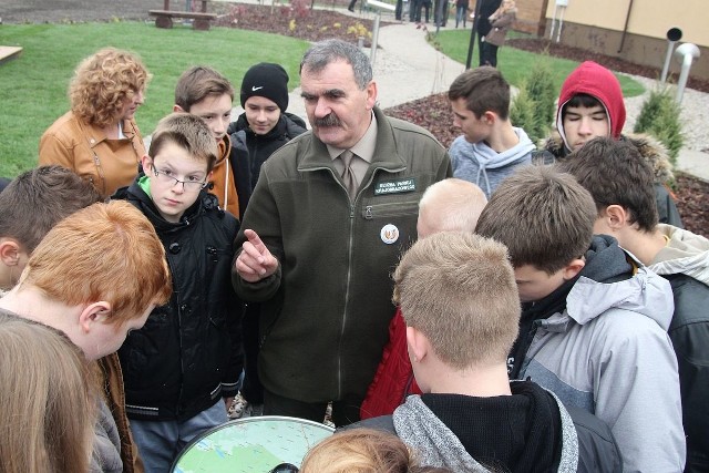 Leszek Urbankiewicz z GWPK oprowadza grupę po parku edukacyjnym