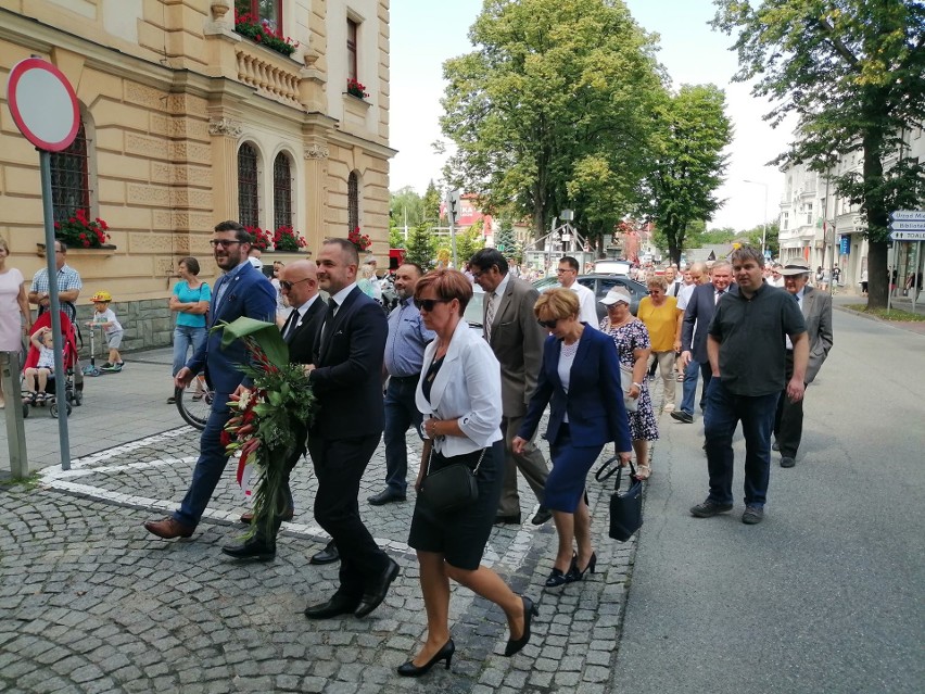 Święto Wojska Polskiego w Ustroniu: uroczysty przemarsz pod pomnik i złożenie kwiatów