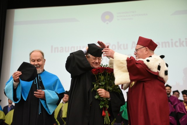 1 października o godz. 11 w auli UMK rozpoczęła się uroczysta inauguracja roku akademickiego 2019/2020. Podczas wydarzenia nadano tytułu honoris causa UMK brytyjskiemu historykowi - profesorowi Normanowi Daviesowi oraz wręczono nagrody i wyróżnienia pracownikom naukowym UMK. Wydarzeniu towarzyszyła także immatrykulacja studentów pierwszego roku. Uroczystości w auli poprzedziło złożenie kwiatów pod pomnikiem Mikołaja Kopernika