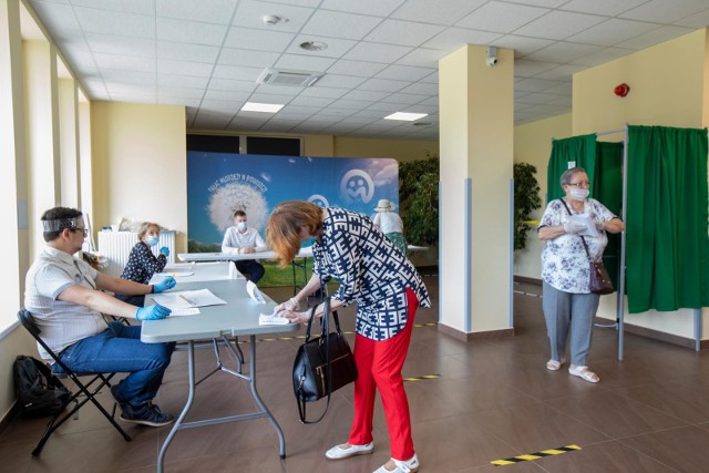 Frekwencja na g. 17.00 w Bydgoszczy wyniosła 49,45%. Nasz fotoreporter odwiedził lokal wyborczy w Pałacu Młodzieży. Głosowanie przebiegało bez zakłóceń, bydgoszczanie dostosowali się do wymogów sanitarnych i cierpliwie czekali, by móc oddać swój głos. Zobaczcie zdjęcia z lokalu wyborczego w Pałacu Młodzieży >>>