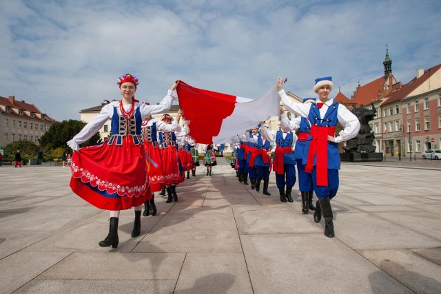 W sobotę, 1 maja Zespół Pieśni i Tańca "Płomienie" w Bydgoszczy ruszył w pochodzie z flagami Polski, by w ten  sposób uczcić przypadające na 2 maja Święto Flagi.