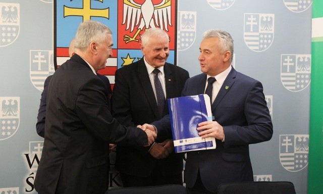 Wójt Leszek Kuca podpisał umowę na dofinansowanie przebudowy świetlicy w miejscowości Koliszowy.