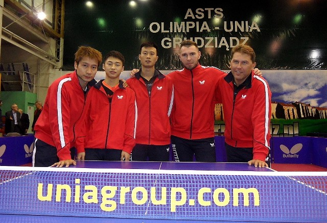 Zwycięska drużyna Olimpii/Unii Grudziądz (od lewej): Kaii Yoshida, Pan Deng, Wang Yang, Bartosz Such (kapitan) i Piotr Szafranek (trener).
