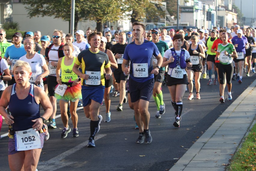 Zdjęcia z maratonu w Poznaniu 2018 - biegacze na pierwszym...