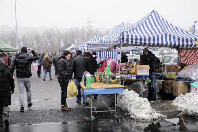 Niska temperatura i zalegający śnieg nie są im straszne! Na popularnym w Poznaniu i okolicach targu pod Centrum Handlowym M1 na Franowie kupujących nie brakowało. Jak co niedzielę odbył się tam pchli targ i giełda, na której dostaniemy prawie wszystko. Niemałym zainteresowaniem cieszyły się... sanki. Co można było kupić w tym tygodniu? Wybrał się tam też nasz fotoreporter. Zobaczcie zdjęcia! --->Zobacz też: Tanie mieszkania w Poznaniu znów dostępne. Nawet za 3/4 ceny! Jak wyglądają? Oto najnowsze licytacje komornicze