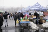 Popularny targ w Poznaniu wygrał z pogodą. Klientów na giełdzie i pchlim targu na Franowie nie brakowało. Co można było kupić w niedzielę?