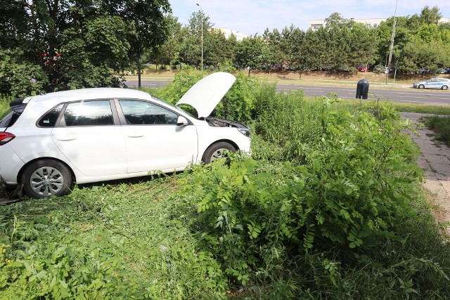 Hyundai po zderzeniu wylądował w pasie zieleni po przeciwnej stronie.