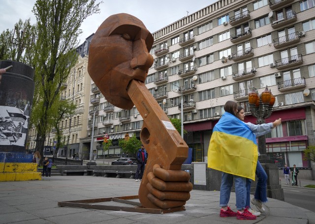 W Kijowie pojawiła się instalacja artystyczna z Władimirem Putinem z pistoletem w ustach z podpisem „Zastrzel się”.