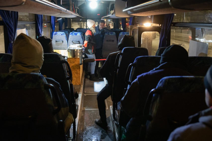 Wieczorny autobus wozi pomoc dla bezdomnych