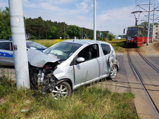 We środę (16 maja) przed południem na Placu Hoffmanna w Toruniu doszło do zderzenia tramwaju linii nr 1 z autem osobowym. Jak informuje Komenda Wojewódzka Państwowej Straży Pożarnej, tramwajem podróżowało około dwudziestu osób, nikt z nich nie został poszkodowany. Natomiast w wypadku ucierpiała jedna osoba jadąca samochodem. Została przewieziona do szpitala. Na miejscu wypadku pracowały trzy zastępy straży pożarnej.Pogoda na dzień + 2 kolejne dni (16 + 17-18.05.2018) | POLSKAźródło: TVN Meteo/x-news