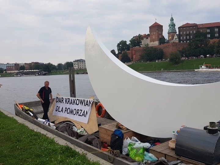 Galar z księżycem na pokładzie odpłynął spod Wawelu i zmierza do Gdańska