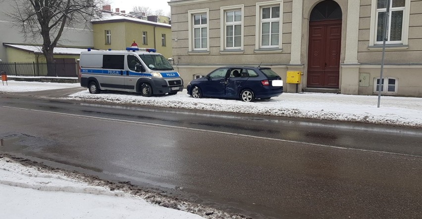 W Słupsku doszło do zderzenia skody z autobusem MZK