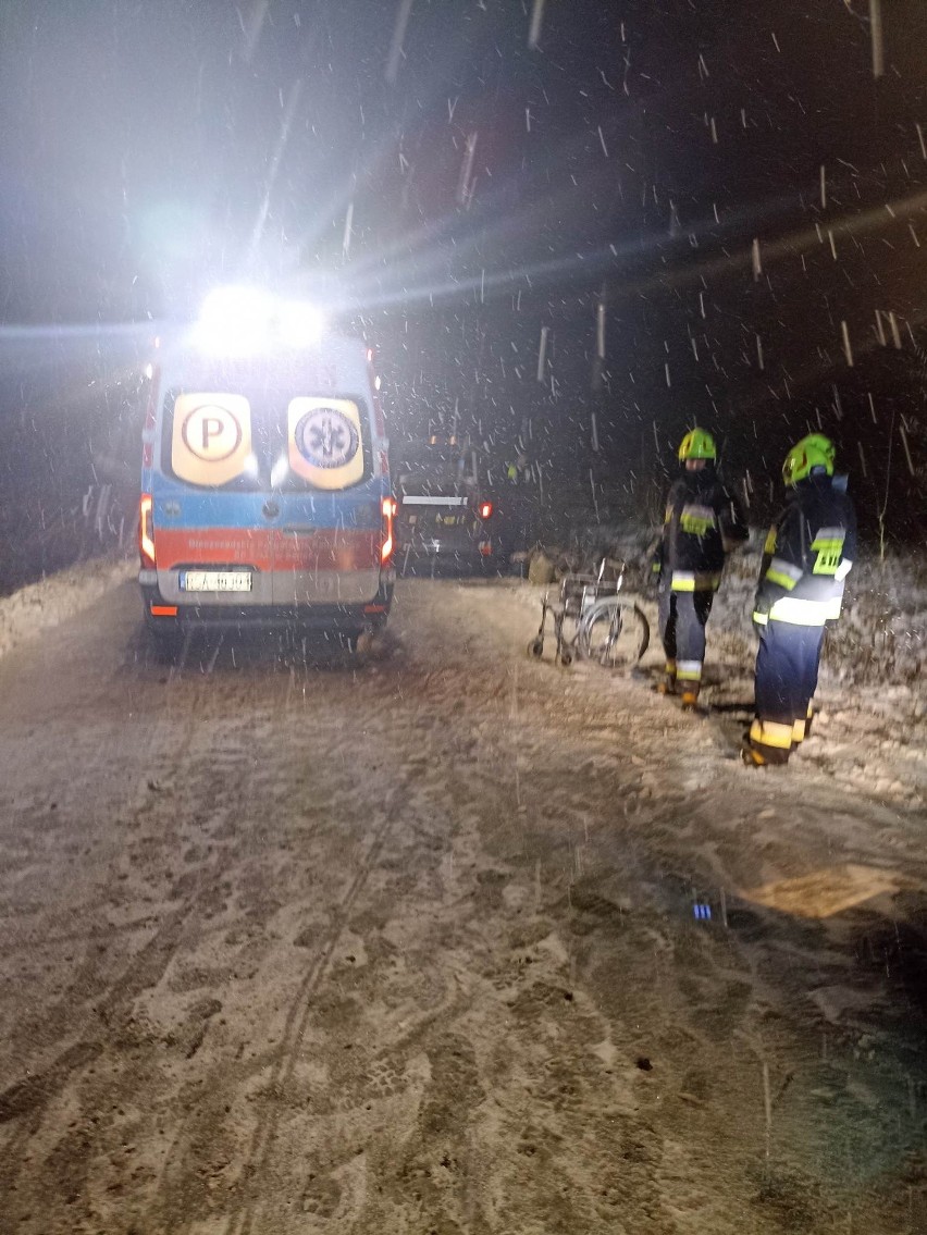 Wypadek pomiędzy miejscowościami Braniów i Kwaszenina w gminie Ustrzyki Dolne. Bus z osobami niepełnosprawnymi wypadł z drogi! [ZDJĘCIA]