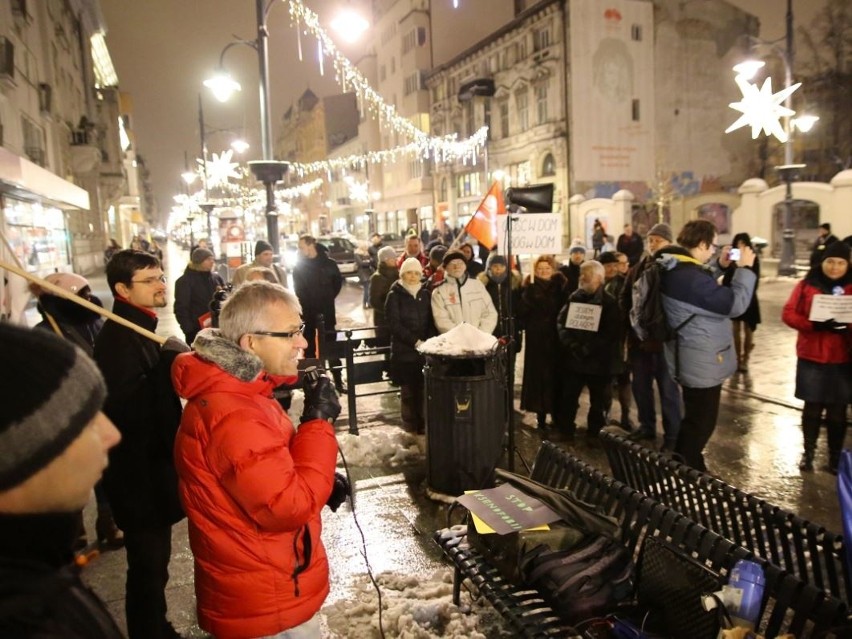 Manifestacja na ulicy Piotrkowskiej przeciw nienawiści wobec obcokrajowców
