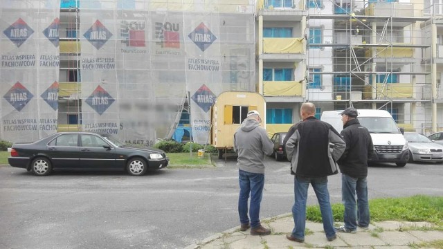 Zdaniem  jednego z naszych czytelników Spółdzielnia Mieszkaniowa Kolejarz w Słupsku niepotrzebnie ociepla budynek przy ul. Herbsta 3