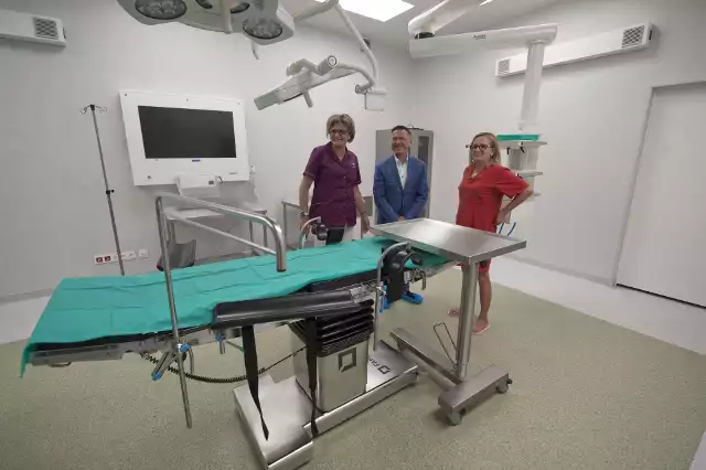Pielęgniarki Danuta Bysyngier i Jolanta Kaczmarek oraz prezes Piotr Skaskiewicz prezentują nową salę operacyjną w białogardzkim szpitalu