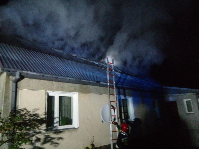 Do pożaru paneli fotowoltaicznych nieużytkowanego poddasza w domu jednorodzinnym w Mójczy w gminie Daleszyce doszło w czwartkową noc