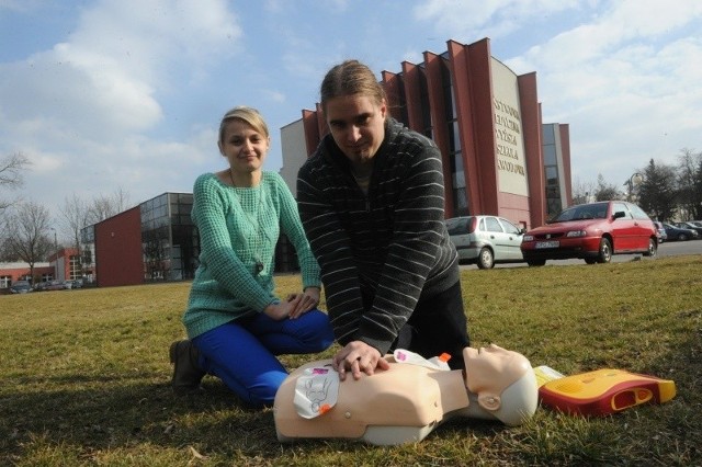 Anna Kasperek i Łukasz Dziendzielski ze Studenckiego Koła Naukowego Emergency Medical Students Society dowodzą, że rozpropagowanie wiedzy na temat ratownictwa i użycia AED (urządzenie leży obok Łukasza) może uratować niejedno życie.