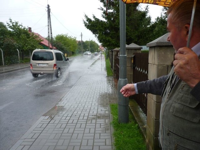 Woda z zapadniętej jezdni wpływa na podwórko Wacława Piwowarczyka.