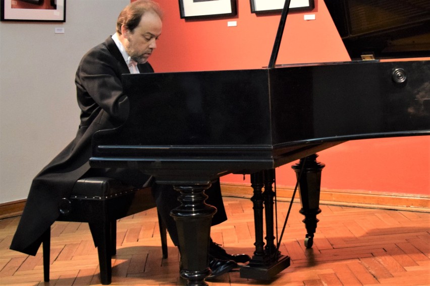 Paweł Kamasa, znakomity pianista, 3 maja grał w Grudziądzu...