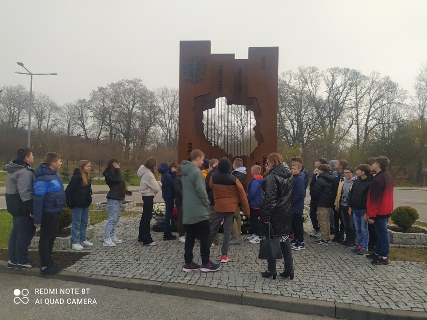 Uczniowie szkoły w Mircu pamiętali o bohaterach narodowych. Zapalili znicze pamięci przy Pomniku Niepodległości. Zobacz zdjęcia
