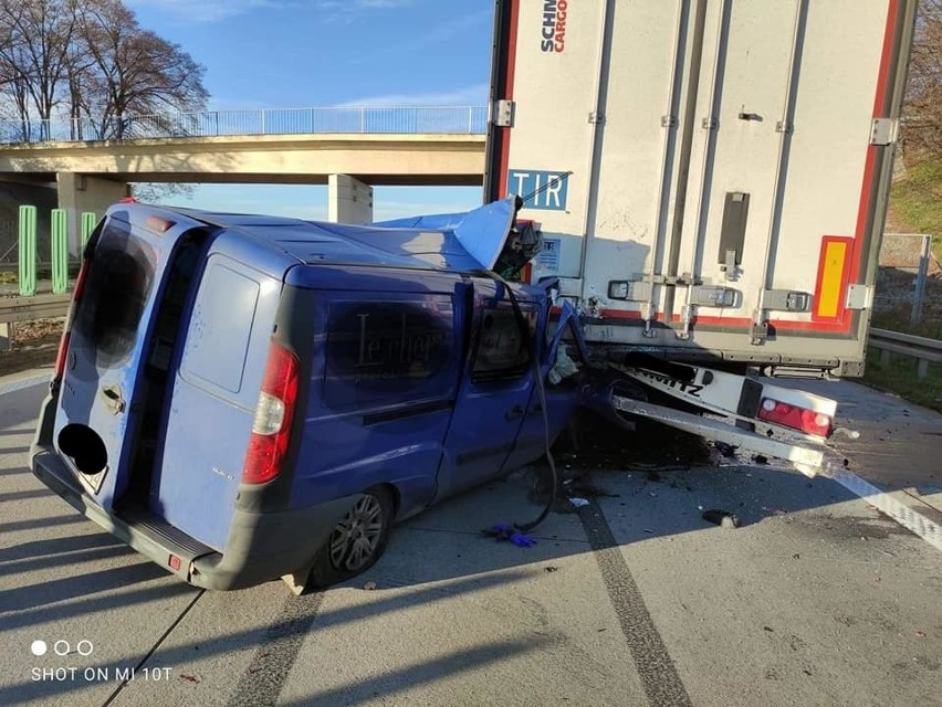 Groźny wypadek na A4 pod Wrocławiem. Samochód dostawczy wbił się w ciężarówkę 