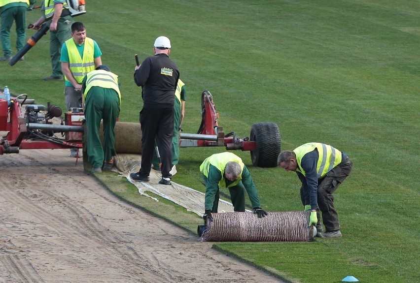 Nowa trawa rozkładana jest już na stadionie Pogoni Szczecin